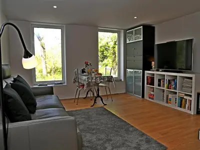 Télévision ou salle de divertissement dans l'établissement Face au Jardin