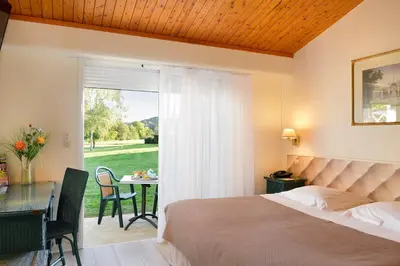 Un ou plusieurs lits dans un hébergement de l'établissement Logis Hôtel Val de Vienne