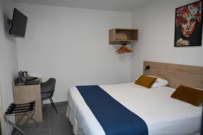 Un ou plusieurs lits dans un hébergement de l'établissement Cit'Hotel Les Eleis