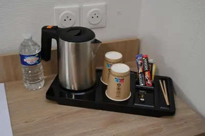 Plateau bouilloire dans l'établissement Cit'Hotel Les Eleis