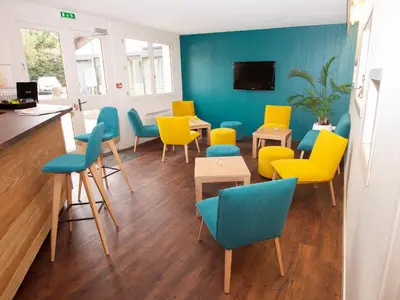 Télévision ou salle de divertissement dans l'établissement Cit'Hotel Les Eleis