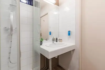 Salle de bains dans l'établissement Appart'City Classic La Rochelle Centre