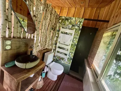 Salle de bains dans l'établissement Le p'tit nid de Gabriel