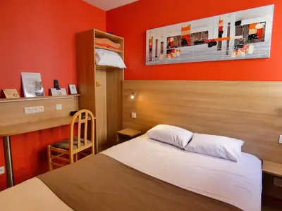 Un ou plusieurs lits dans un hébergement de l'établissement Logis Hôtel La Résidence, Cognac Centre