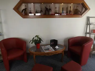 Coin salon dans l'établissement Logis Hôtel La Résidence, Cognac Centre