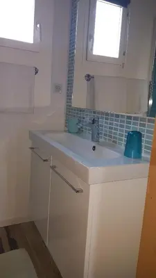 Salle de bains dans l'établissement Les Pilotis Du Cognac
