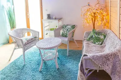 Coin salon dans l'établissement Les Pilotis Du Cognac