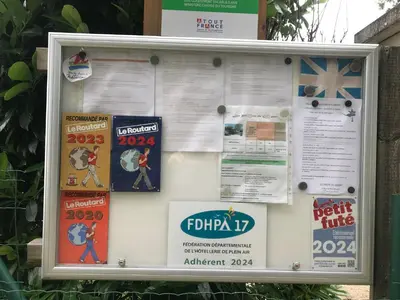 Certificat, récompense, panneau ou autre document affiché dans l'établissement Les Pilotis Du Cognac