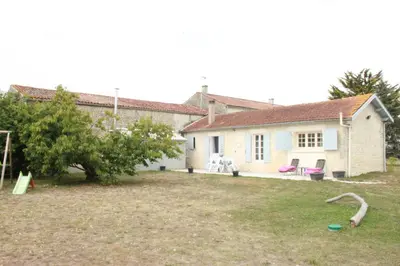Jardin de l'établissement Charmante maison charentaise 