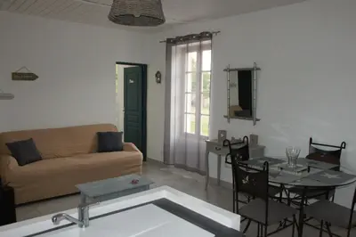 Coin salon dans l'établissement Charmante maison charentaise 
