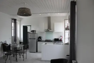 Cuisine ou kitchenette dans l'établissement Charmante maison charentaise 