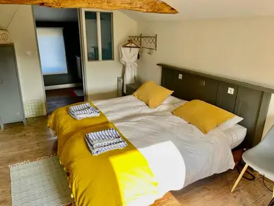 Un ou plusieurs lits dans un hébergement de l'établissement La Rive Chambre d hôtes The Riverside Retreat