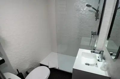 Salle de bains dans l'établissement Hôtel Central