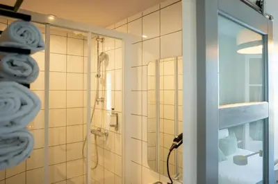 Salle de bains dans l'établissement Hôtel Central