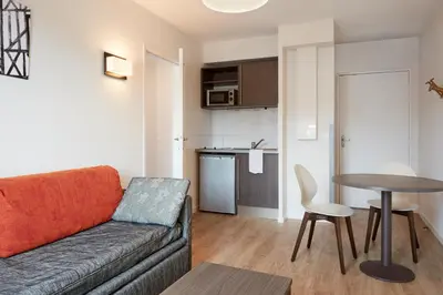 Cuisine ou kitchenette dans l'établissement Aparthotel Adagio Access Poitiers