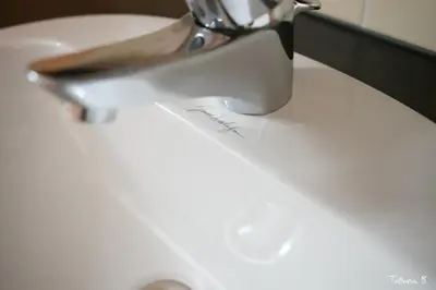 Salle de bains dans l'établissement Domaine de Chantemerle
