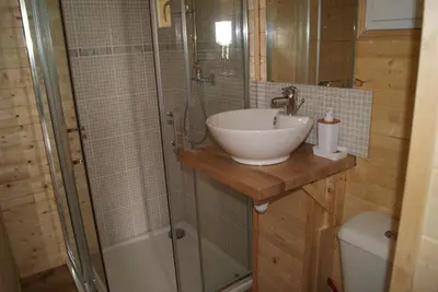 Salle de bains dans l'établissement Les Cabanes de Gros Bois