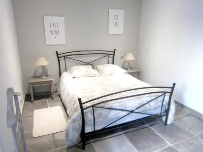 Un ou plusieurs lits dans un hébergement de l'établissement Maison spacieuse à Cabariot