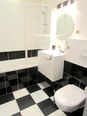 Salle de bains dans l'établissement Maison spacieuse à Cabariot