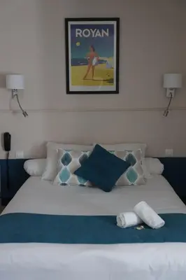 Un ou plusieurs lits dans un hébergement de l'établissement Un Hotel sur le Port