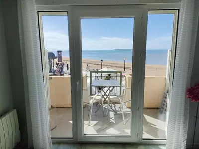 Vue générale sur la mer ou vue sur la mer prise depuis l'appartement