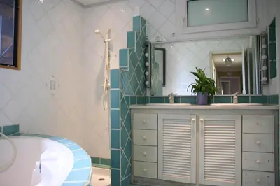Salle de bains dans l'établissement Villa-des-eaux Claires