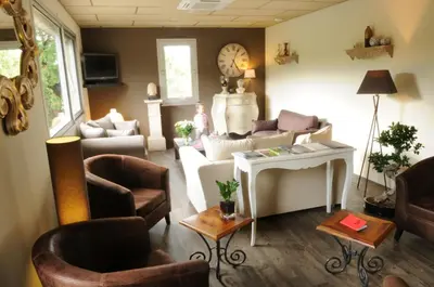 Coin salon dans l'établissement Hôtel du Moulin