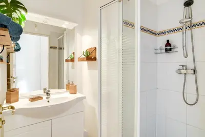 Salle de bains dans l'établissement Votre Escale - Le petit Montmartre