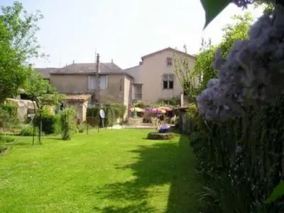 Jardin de l'établissement Logis Le Relais du Chapeau Rouge