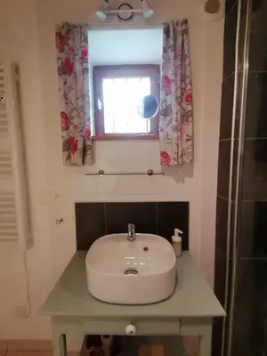 Salle de bains dans l'établissement La Vieille Gorce Gîtes in the Vienne