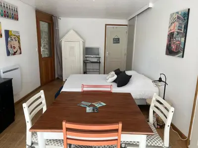 Cuisine ou kitchenette dans l'établissement Petite escale Vivonnoise a 2