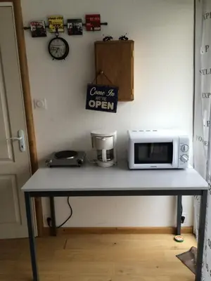 Cuisine ou kitchenette dans l'établissement Petite escale Vivonnoise a 2