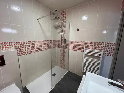 Salle de bains dans l'établissement Brit Hotel du Parc Niort Centre-Parking gratuit