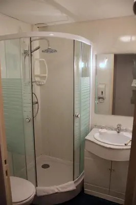 Salle de bains dans l'établissement Central Hotel