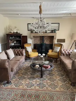 Coin salon dans l'établissement Maison Hirondelles Hôtes