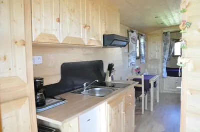 Cuisine ou kitchenette dans l'établissement Roulotte Beaulieu