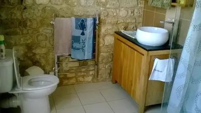 Salle de bains dans l'établissement La Maison de l'Aubépin