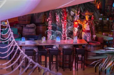 Restaurant ou autre lieu de restauration dans l'établissement Hôtel Du Parc - Pirates