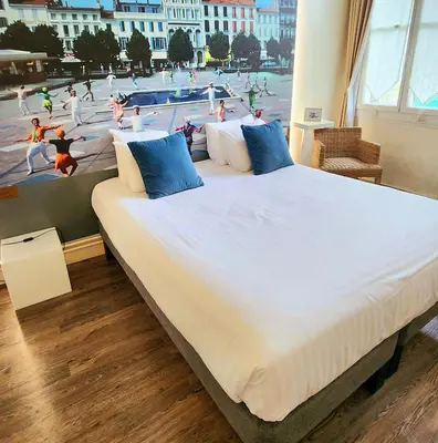 Un ou plusieurs lits dans un hébergement de l'établissement Logis Hôtel Lafayette Rochefort France