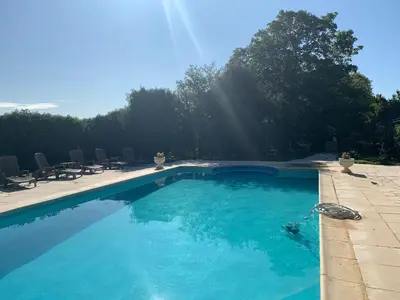 Piscine de l'établissement Château d'Avanton ou située à proximité