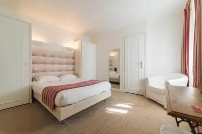 Un ou plusieurs lits dans un hébergement de l'établissement Hotel The Originals Château de Perigny