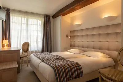 Un ou plusieurs lits dans un hébergement de l'établissement Hotel The Originals Château de Perigny