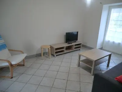 Télévision ou salle de divertissement dans l'établissement Le Refuge