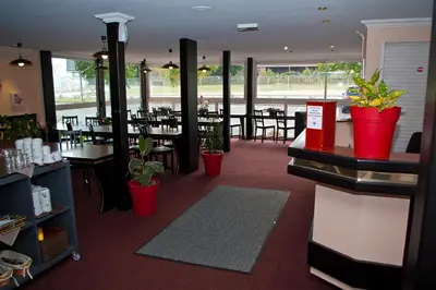 Restaurant ou autre lieu de restauration dans l'établissement Quick Palace Poitiers
