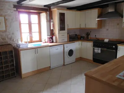 Cuisine ou kitchenette dans l'établissement Le Chatenet Gite