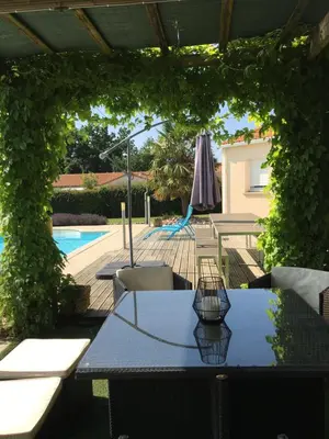 Piscine de l'établissement La Chambre des Amis ou située à proximité