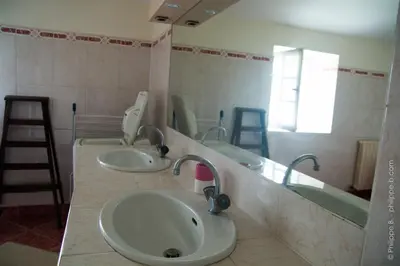 Salle de bains dans l'établissement HDC la maison des AMIS