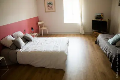 Un ou plusieurs lits dans un hébergement de l'établissement HDC la maison des AMIS