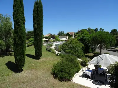 Jardin de l'établissement Domaine de l'Echassier, The Originals Relais
