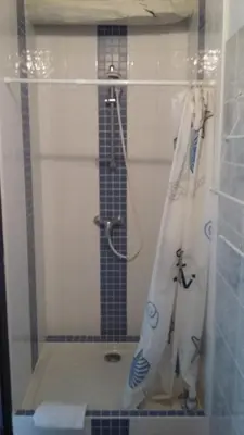 Salle de bains dans l'établissement Le Saintongeais